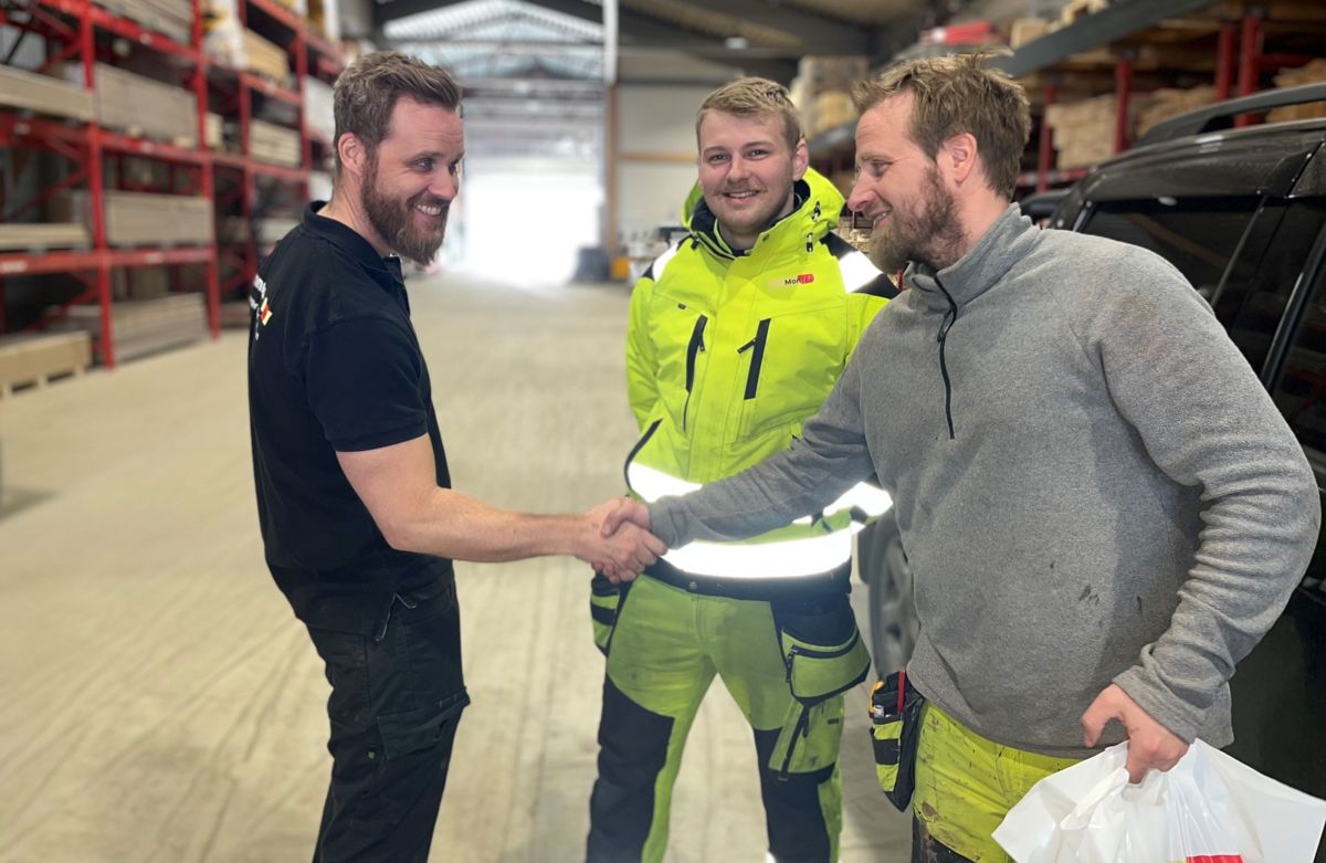 Ronny Nilsen (t.h.) gratulerer butikksjef Terje Johannessen og selger Truls Grændsen med utvidelsen av Montèr sitt byggevarehus i Narvik. Foto: Optimera/Marcus Fjelldal