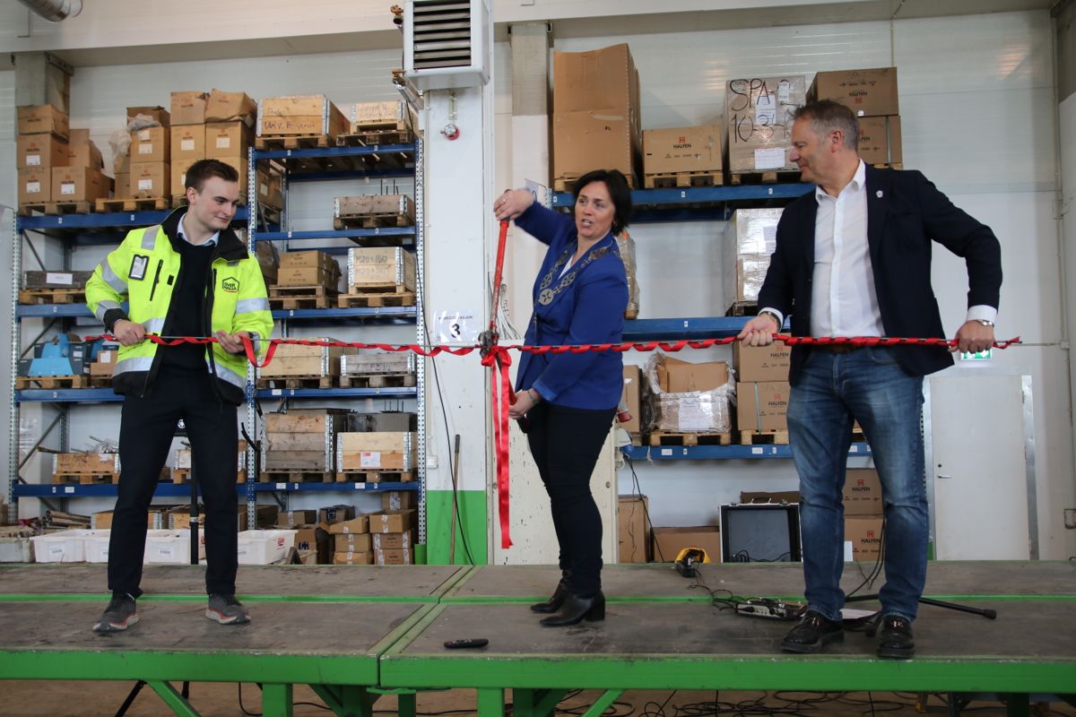 Overhalla-ordfører Hege Kristin Kværnø Saugen fikk hjelp av Arnt Ove Amdal og Odd Andre Devik Amdal med å klippe over armeringsjernet for å markere åpningen av den nye produksjonshallen med en helautomatisk nettsveisemaskin i fabrikken til Overhalla Betongbygg.