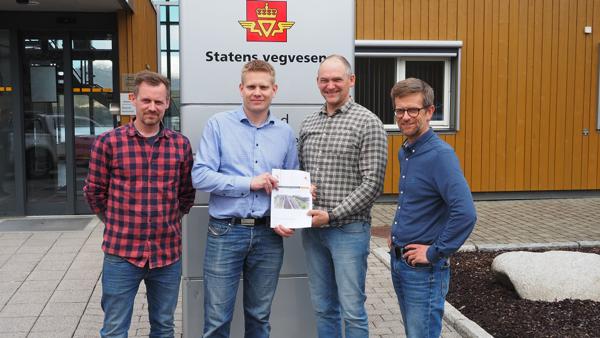 Fv: Sindre Witsø (prosjektleder i Vasto Anlegg), Stein-Ove Riksheim (daglig leder i Vasto Anlegg), Ove Nesje (prosjektdirektør i Statens vegvesen) og Ole Kristian Birkeland (prosjektleder i Statens vegvesen). Foto: Bypakke Ålesund
