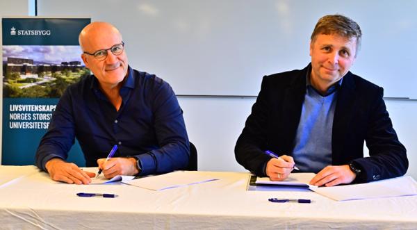 Divisjonsdirektør Leif Øie i GK og prosjektdirektør Per Roger Johansen i Statsbygg signerte kontrakten fredag 5. mai.