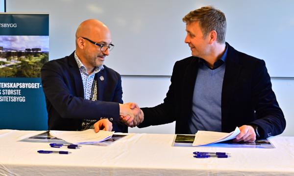Nariman Fakhraee, Vice President Digital Energy og prosjektdirektør Per Roger Johansen i Statsbygg signerer kontrakten for byggautomasjon på Livsvitenskapsbygget. Foto: Hans Thomas Holm/Statsbygg.