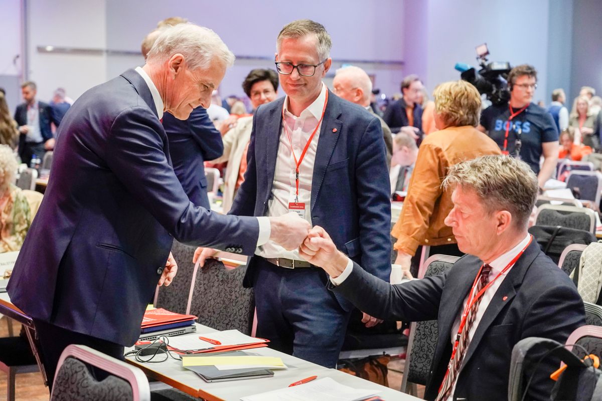 Statsminister Jonas Gahr Støre (Ap) og olje- og energiminister Terje Aasland (Ap) på Arbeiderpartiet landsmøte i helgen, hvor det ble enighet om en milliard kroner mer til strømsparingstiltak. Foto: Heiko Junge / NTB