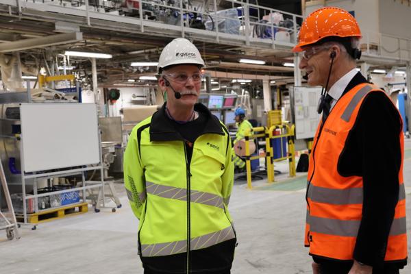 Produksjonssjef Jon Bakker ved Gyproc sammen med statsminister Jonas Gahr Støre under den offisielle gjenåpningen av fabrikken. Foto: Ingvill Hafver