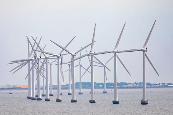 Sveriges regjering har gitt klarsignal for at det skal bygges to store havbaserte vindkraftparker i landet. Illustrasjonsfoto: Paul Kleiven / NTB