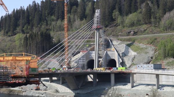 På vestsiden av elva bygges det en rundkjøring på lokk over Osloveien med tilførselsbruer, og også åpningene for en kommende tunnel til Byåsen. Foto: John Inge Vikan