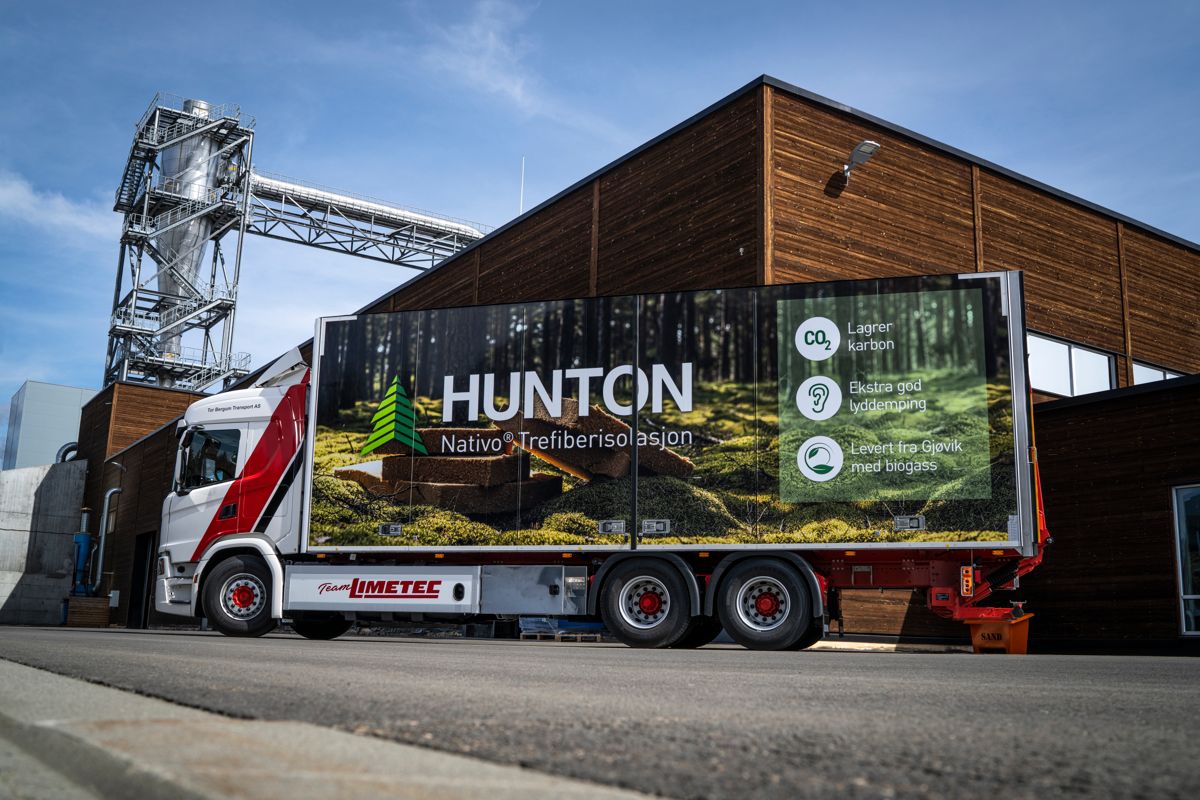 Store mengder med trefiberisolasjon transporteres ut i Europa fra Huntons fabrikk på Gjøvik. Selskapet tjener godt på svak krone. Foto: Hunton