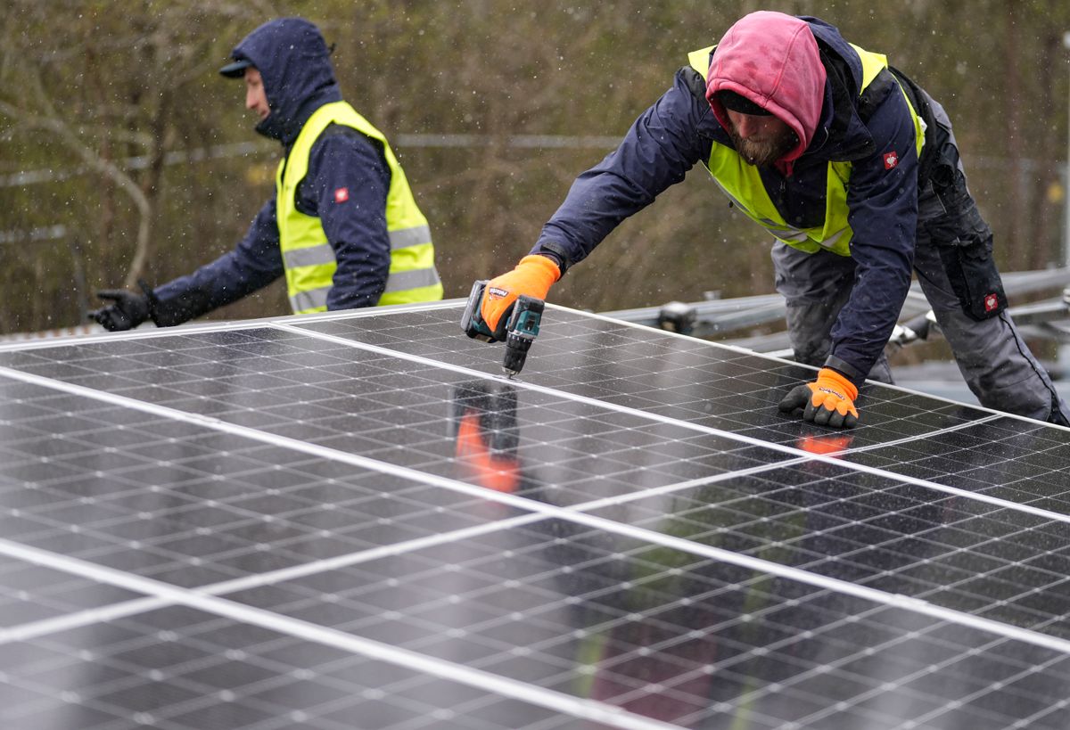 Det investeres i år for første gang mer i solenergi enn i oljeutvinning, ifølge ny rapport. Foto: AP / NTB