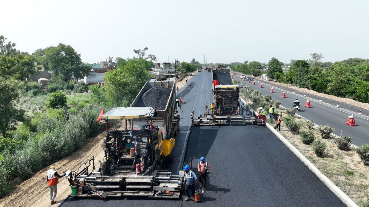 Utbyggerne Cube Highways, L&T og Ghaziabad Aligarh Expressway Pvt Ltd. skal ha bygget 100 kilometer motorvei med en hastighet på én kilometer i timen i India. Foto: Twitter