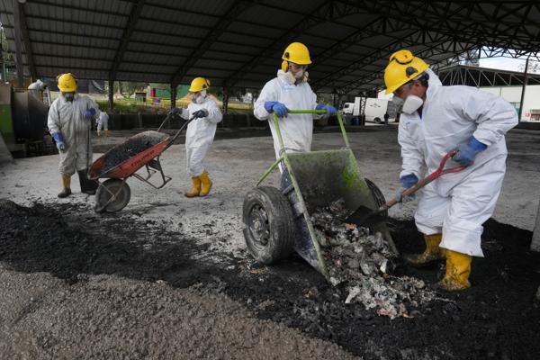 På dette anlegget i Ecuador brukes konfiskert kokain sammen med diverse avfall som tilsetningsstoff i betong. Foto: AP Photo/Dolores Ochoa