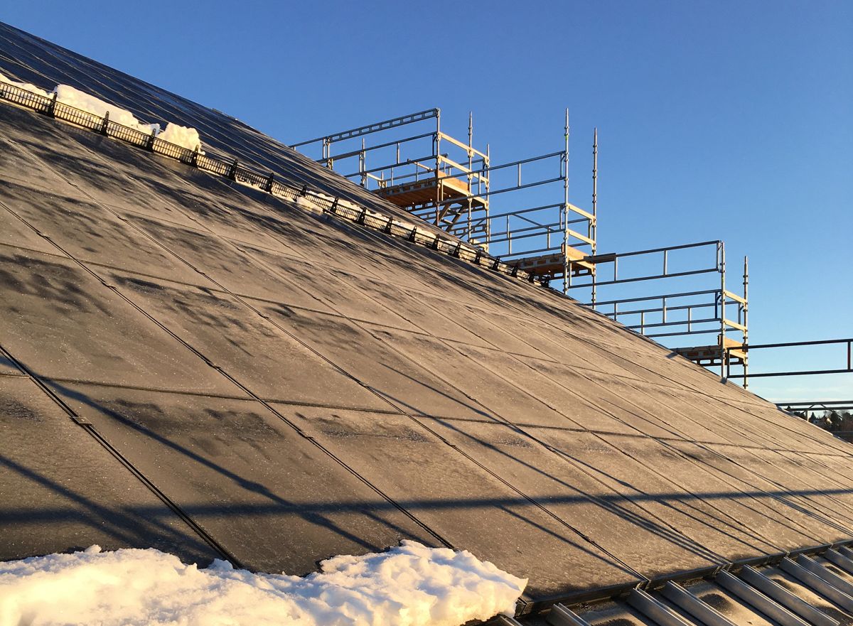 Bildet viser takkonstruksjonen bak de bygningsintegrerte solcellemodulene på ZEB-laboratoriet i Trondheim. Foto: SINTEF
