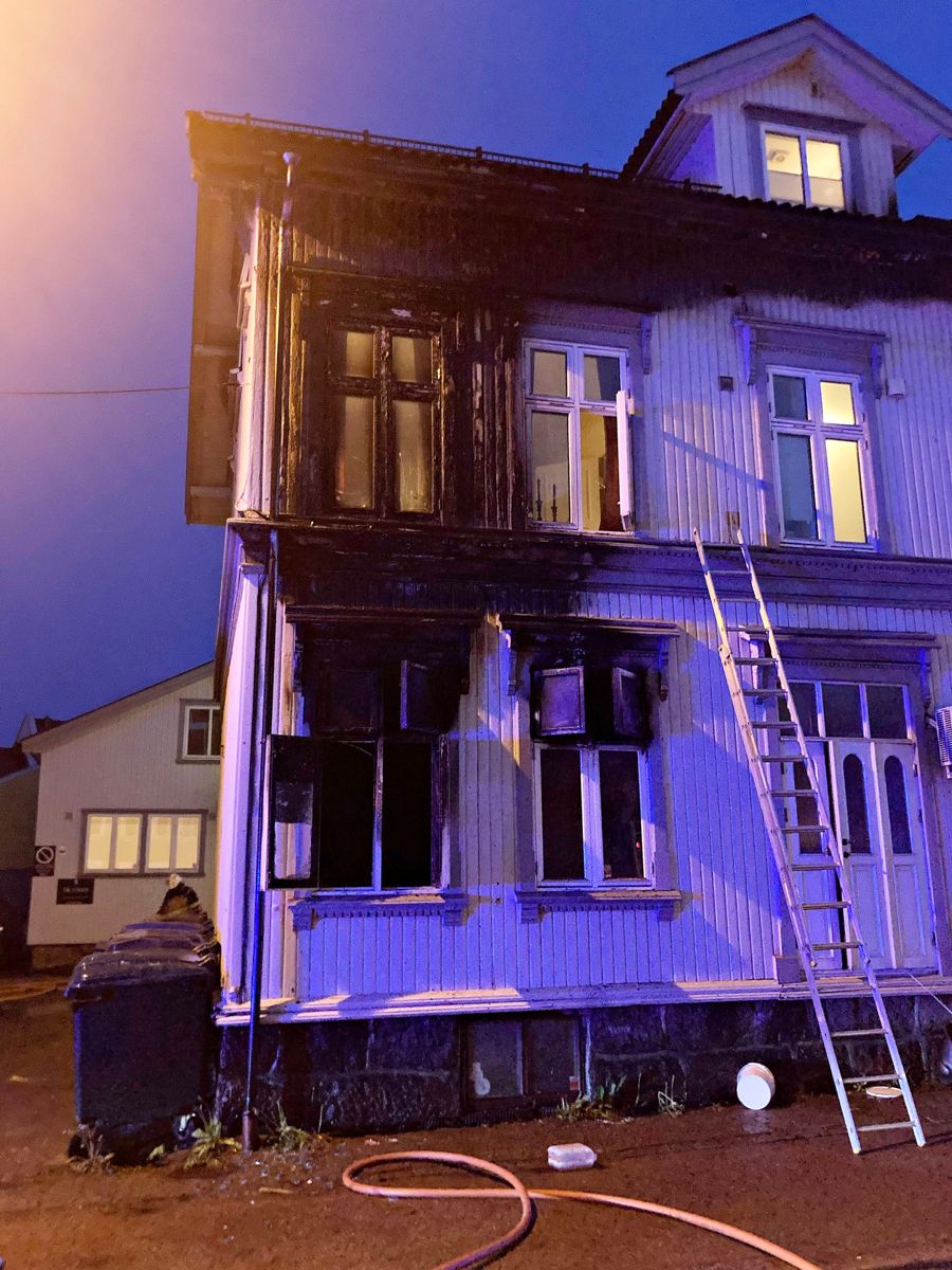 To personer ble skadd etter en brann i et leilighetskompleks i Tønsberg natt til fredag. Foto: Vestfold interkommunale brannvesen / NTB