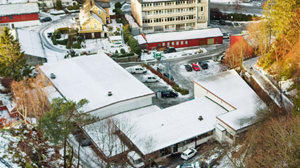 Tomten ligger tett på Bybanen, og har alt man trenger i hverdagen i umiddelbar nærhet