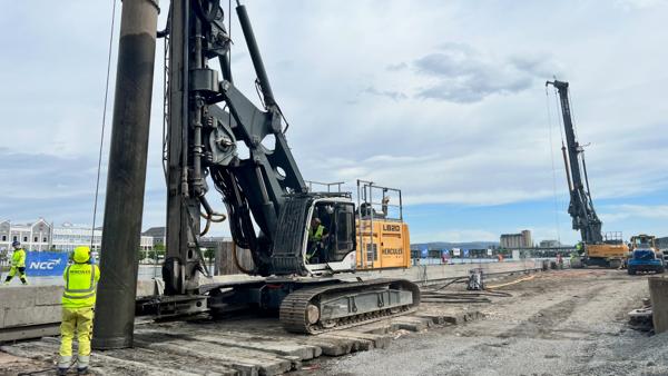 NCC-selskapet Hercules Fundamentering har nå hentet personell og maskiner fra danske NCC Fundering til byggingen av Drammen stasjon. Foto: NCC