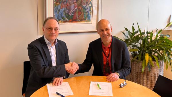 Konserndirektør i Skanska, Tor Arne Midtskogen (t.v.), og administrerende direktør Øystein Mæland ved Ahus, signerte kontrakten fredag 26. mai. Foto: Skanska