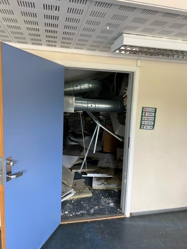 Bildet ble tatt dagen etter at himlingen i klasserommet på Bøverbru skole raste. Foto: Ivar Michael Jahr.