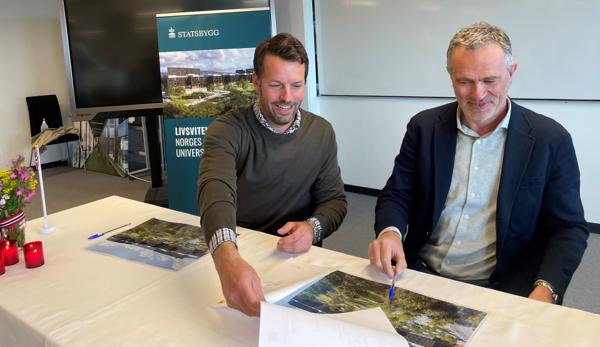 Norconsult, her ved Henning Vellene (t.h.), direktør Teknikk og Industri, skal prosjektere gassanleggene i Livsvitenskapsbygget. Her fra kontraktsigneringen med Kristoffer Abrahamsen, direktør i AF Energi. Foto: Norconsult