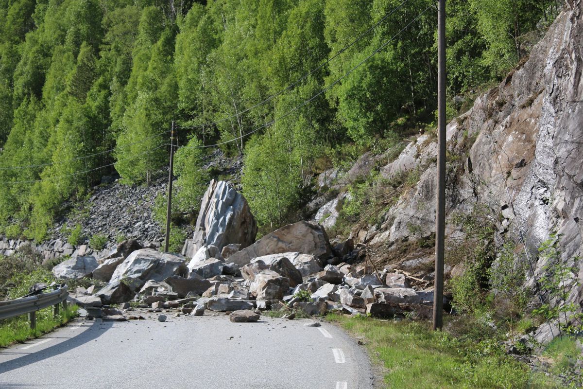 Et stort steinras har sperret fylkesvei 570 ved Dyrdal i Alver. Foto: Richard Halland / NTB