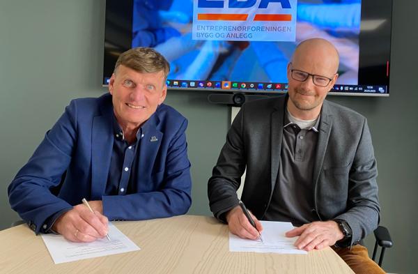 Styreleder Terje Reistad i EBA Vestenfjelske (t.v.) og assisterende direktør Bjarte Hysing-Olsen i NAV Vestland signerer avtalen om strategisk samarbeid. Foto: EBA Vestenfjelske