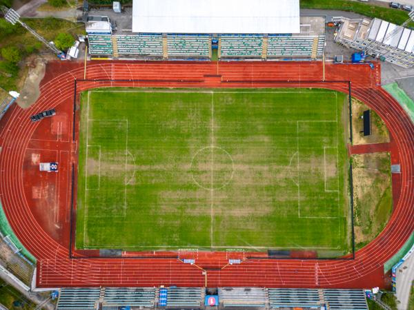 Slik så Nadderud stadion ut 16. mai. I sommer blir det skiftet til kunstgress. Foto: Cornelius Poppe / NTB.