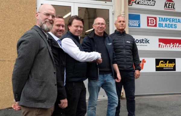 F.v. Johan Stille, oppkjøpsansvarlig i Ahlsell (konsern), Jarle Løland Solgard, regional salgssjef Ahlsell,	Lars Erik Finne, direktør M&A i Ahlsell Norge AS, Gunnar Skjolddal, daglig leder/eier Lindqvist AS og	Per Helge Thorsen, regionsjef Ahlsell. Foto: Ahlsell