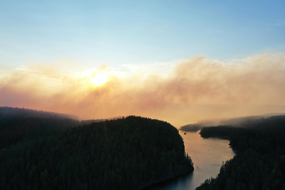 Sivilforsvaret og skogbrannhelikopteret er satt inn for å hjelpe brannvesenet med å få kontroll på en skogbrann i Eidsberg i Indre Østfold. Foto: Petter Larsson / NTB