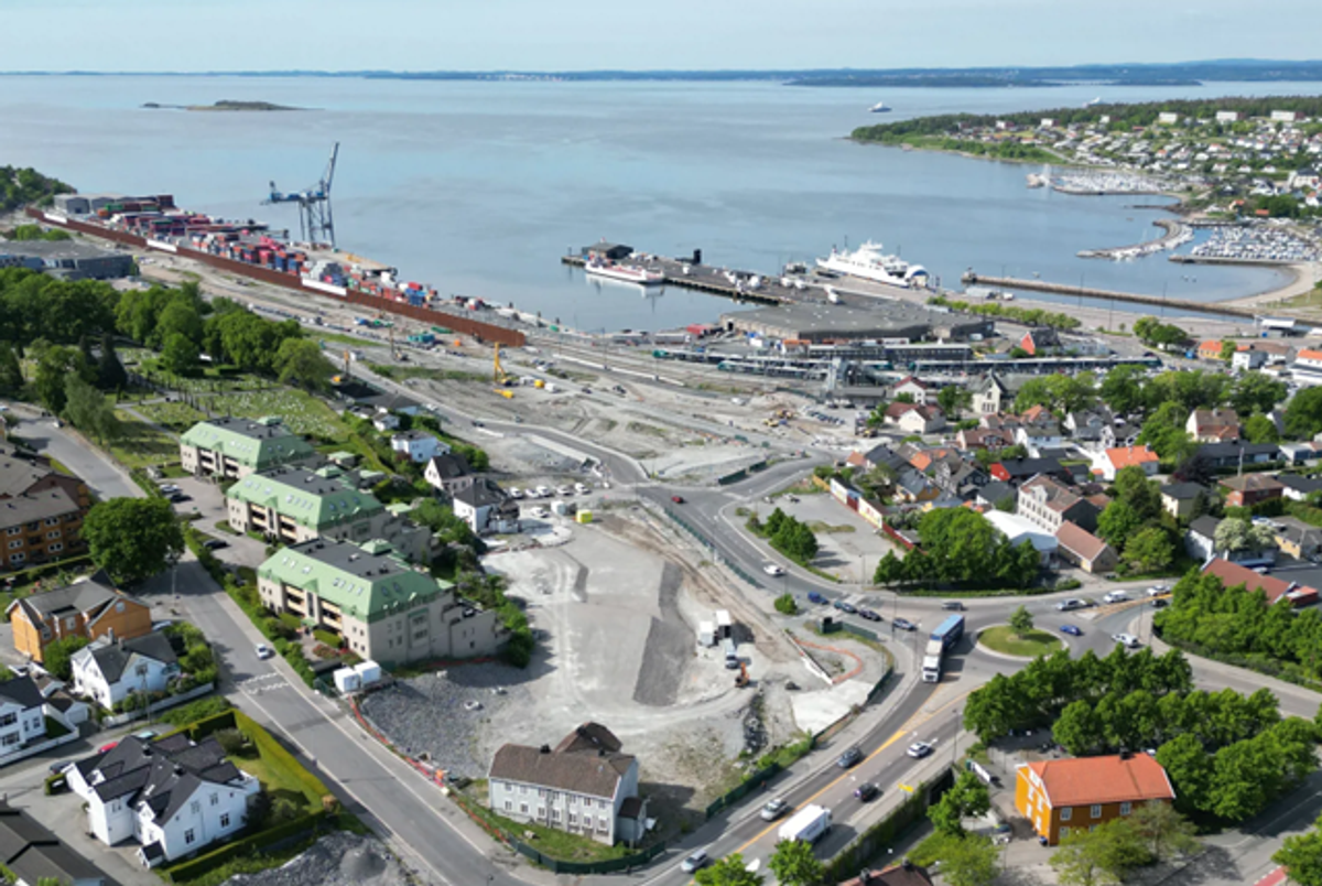 Høienhald-blokkene (grønt tak) ligger over området der jernbanekulverten kommer. Foto: Øystein Stavdal Paulsen, Bane Nor