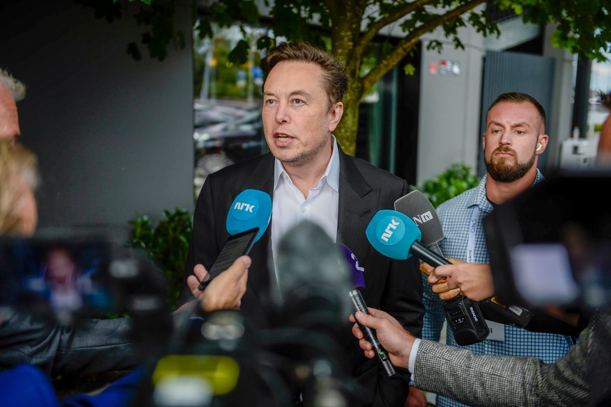 Tesla-gründer Elon Musk er igjen verdens rikeste person, ifølge Bloombergs estimater. Her er han fotografert i Stavanger i fjor. Foto: Carina Johansen / NTB