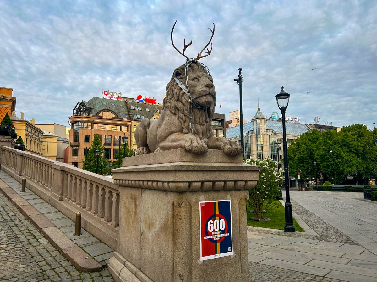 De kjente løveskulpturene på Løvebakken har blitt utstyrt med reinsdyrgevir. Foto: Stian Drake / NTB