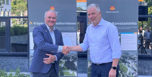 Anders Geirsta, kornserndirektør i Skanska Anlegg (til venstre) og Ove Myrvåg, assisterende vegdirektør i Statens vegvesen, signerte kontrakten på E18 Fornebukrysset - Strand. Foto: Statens vegvesen