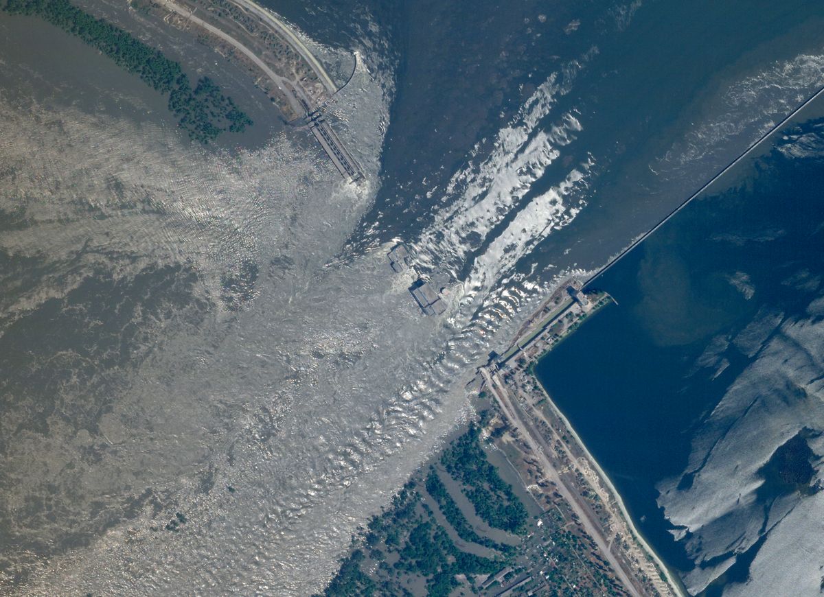 Satellittbilder viser skadene på demningen ved Kakhovka-reservoaret og Kakhovka-vannkraftverket. Foto: Planet Labs PBC via AP / NTB
