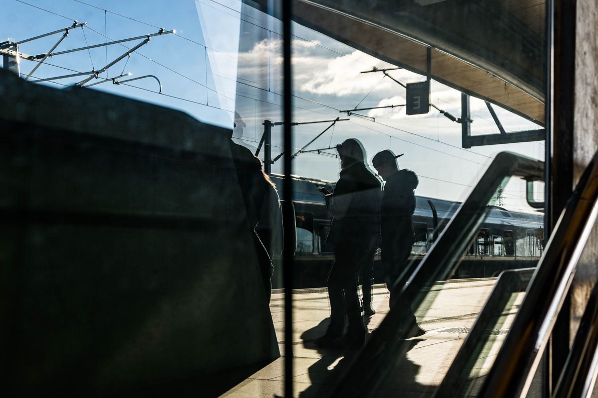 Passasjerer på Ski stasjon på vei til et tog på Follobanen i mars. Foto: Alf Simensen / NTB