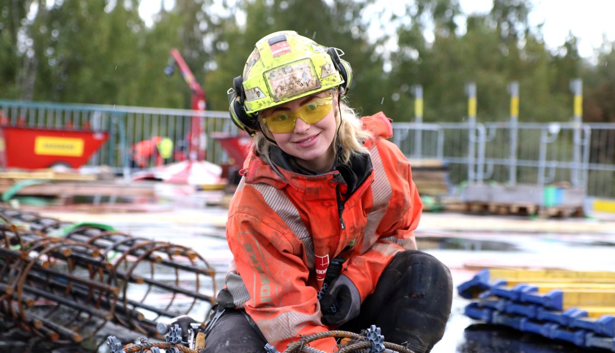 Monika Solberg Jensen som nylig har tatt fagbrev i betongfaget etter å ha vært lærling i Veidekke i Trondheim.  Foto: Veidekke