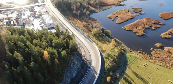 VILKÅR. Statsforvalteren i Trøndelag har gitt utslippstillatelse knyttet til anleggsarbeidet til byggingen av E6 mellom Kvithammar og Åsen i Stjørdal, under vilkår av at det samtidig gjennomføres forskning på hvordan sprengningsarbeid påvirker fuglelivet. Foto: Nye Veier