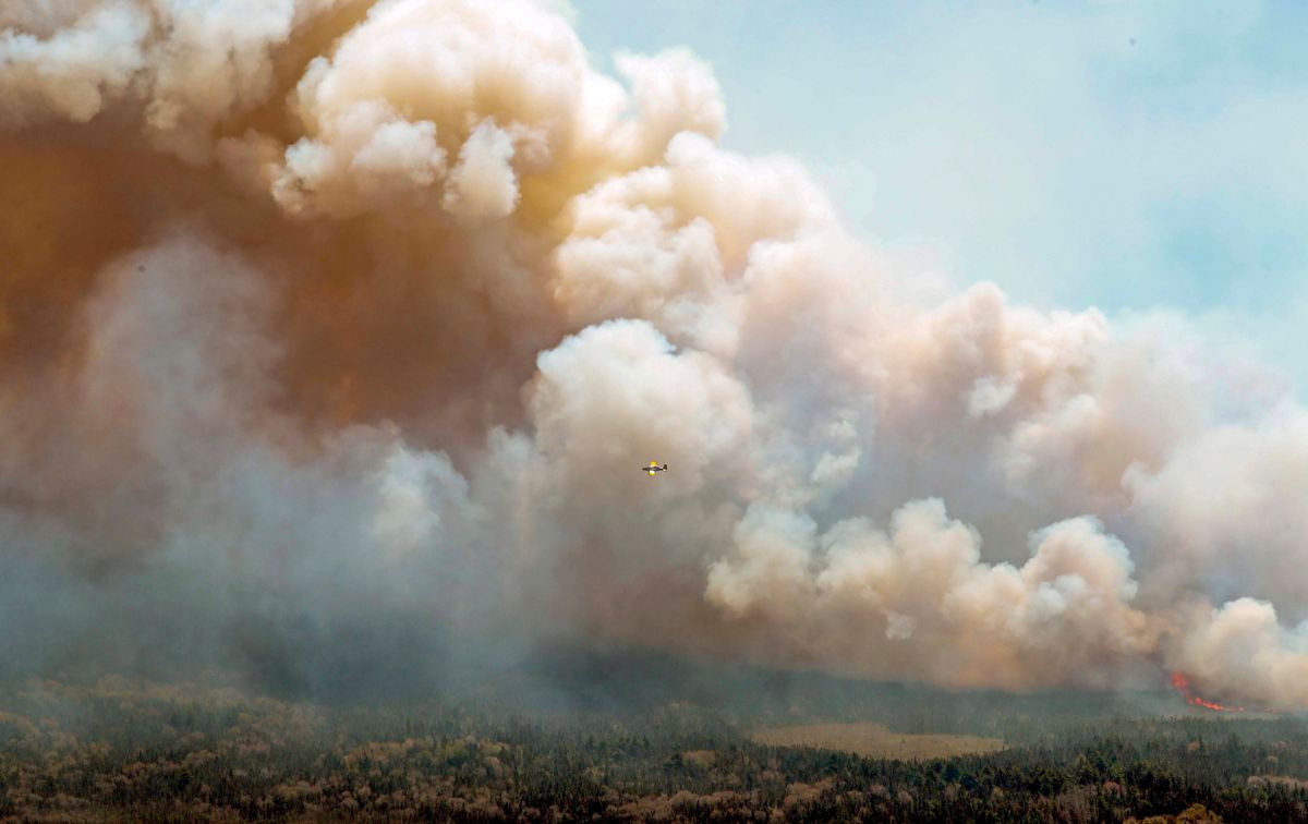 Skogbrann herjer i store deler av Canada og fører til økt luftforurensing i USA. Nå har EU tilbudt seg å hjelpe med slukningsarbeidet. Foto: Communications Nova Scotia / The Canadian Press / AP / NTB
