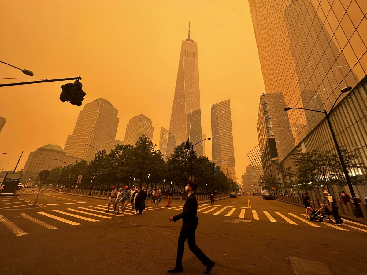 New Yorks gater var fylt med røyk og tåke som følge av skogbrannene i Canada onsdag. Foto: Julie Jacobson / AP / NTB