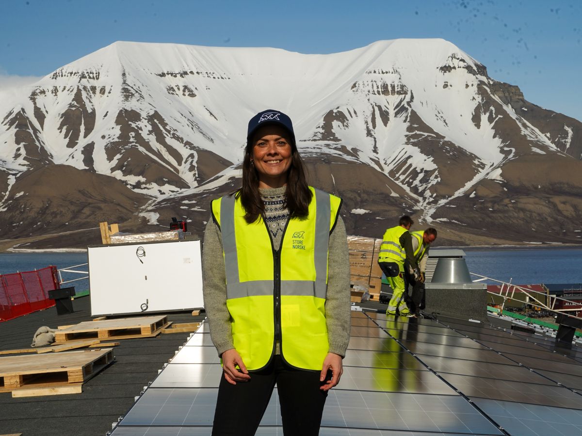Heidi Theresa Ose, konstituert daglig leder for Store Norske Energi på taket av Polarsenteret i Longyearbyen. Foto: Store Norske