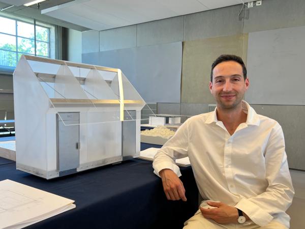 Arkitektstudent Benjamin Arleth Weilbauer med en av modellene i prosjektet «The Gardens of Hesthamar». Foto: Glass og Fasadeforeningen