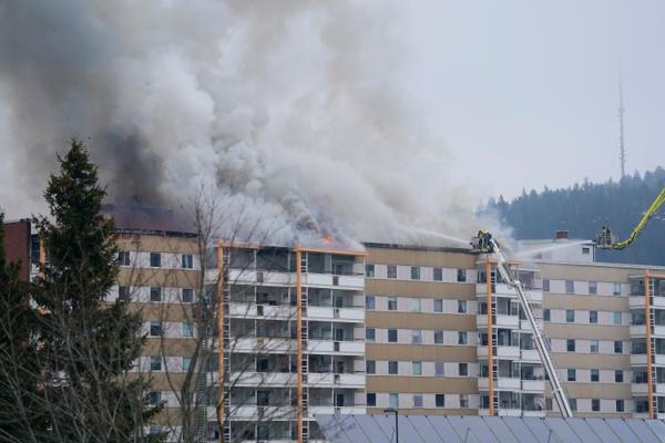 I mars i fjor brant det i høyblokka på Fjell i Drammen. Nå er saken henlagt av Riksadvokaten. Foto: Terje Bendiksby / NTB