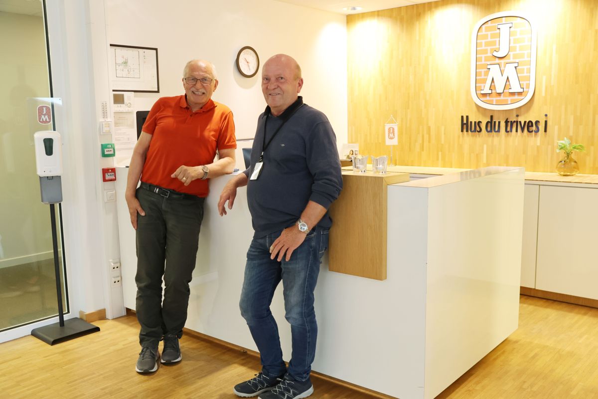 Kjell Harald Kristoffersen (t.v.) og Svein Bjerke blir pensjonister etter henholdsvis 52 og 40 år hos entreprenørselskapet JM. Foto: Ingvill Hafver