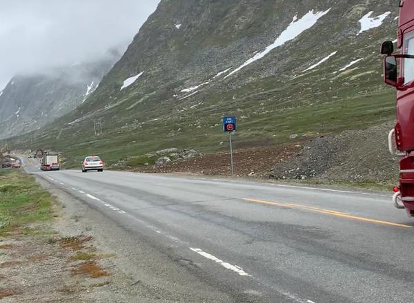 Gjennom anleggsområdet på riksvei 52 på Hemsedalsfjellet er det målt hastigheter på nærmere 200 kilometer i timen den siste tiden, selv i entreprenørens anleggsperiode. Foto: Anlegg Øst Entreprenør