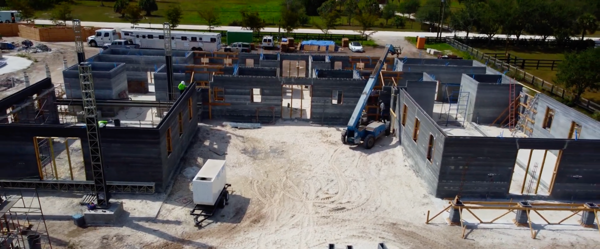 Den printede betongdelen av det som skal bli et luksusstallanlegg i Florida, er nå fullført, og utgjør det største 3D-printede byggeprosjektet i verden. Foto: Cobod