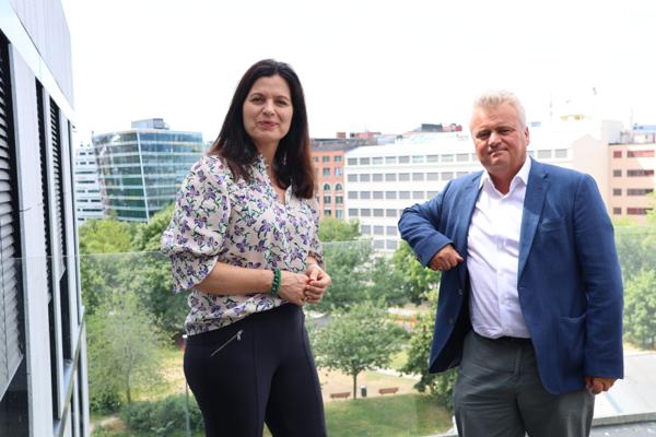 Nina Solli i BNL og Jørn Eggum i Fellesforbundet er enige om at det bør gjøres noe med permitteringsreglene, og at det haster. Foto: Ingvill Hafver