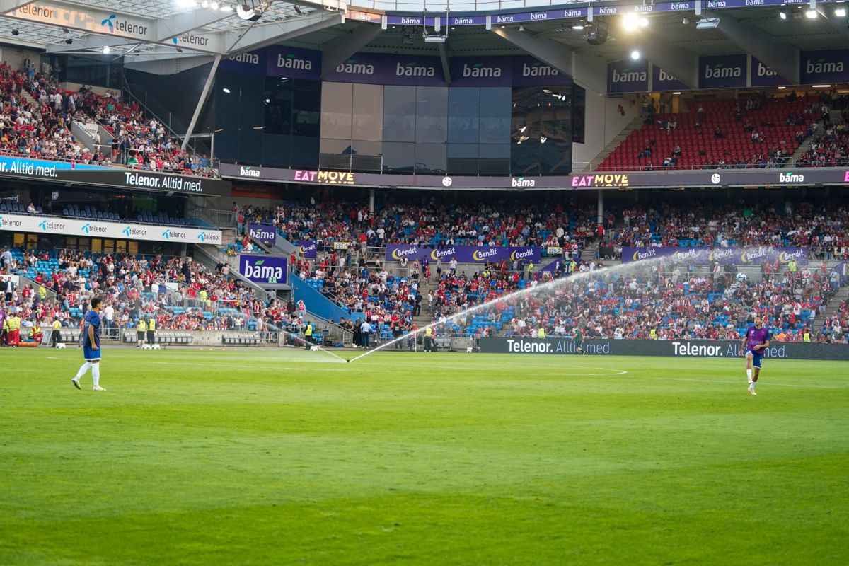 Ullevaal stadion får nytt gress neste år og kan ikke brukes under byggeperioden på sommeren. Foto: Terje Pedersen / NTB