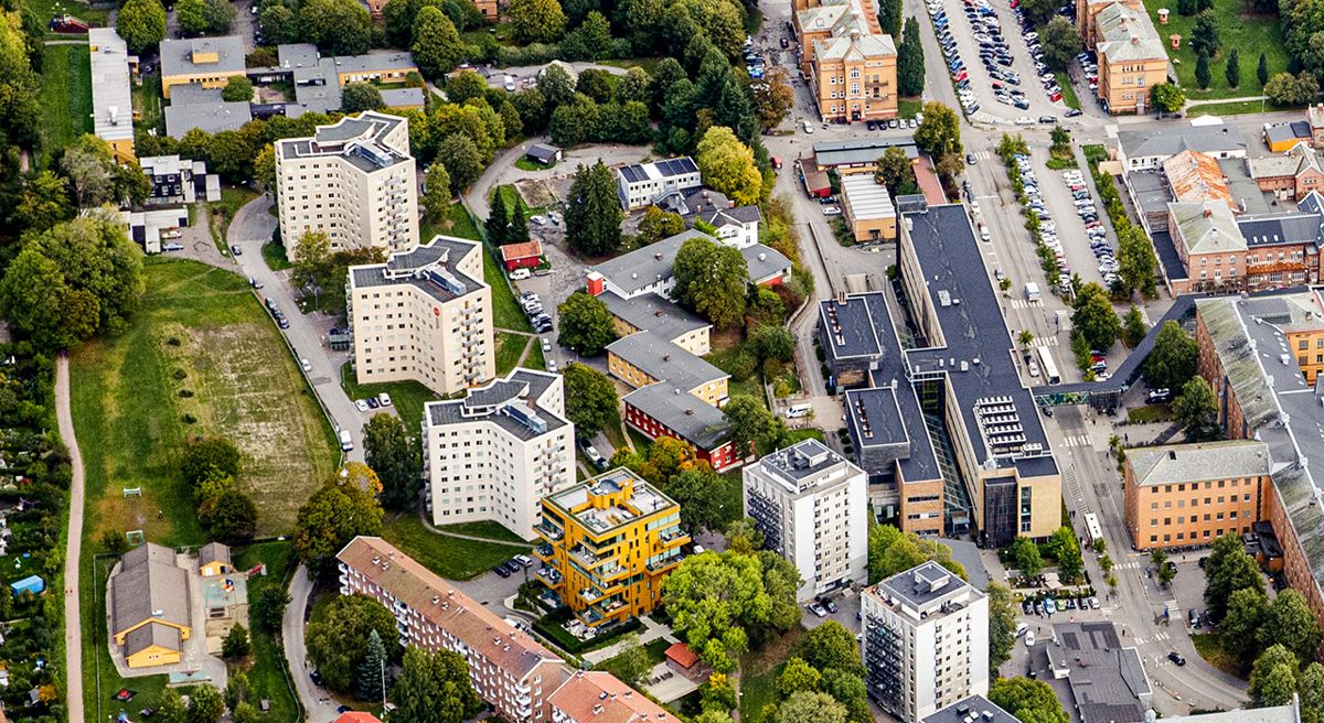 OBOS har kjøpt eiendommen som ligger mellom de tre høyhusene og Ullevål sykehus. Det står i dag et eldre kontorbygg på tomten. Dette skal rives og erstattes med et nytt boligprosjekt. Foto: Nyebilder