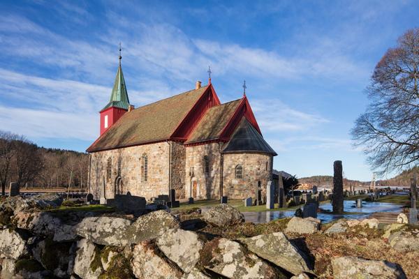 Hedrum kirke fra cirka år 1100 får nær en million kroner i tilskudd til istandsetting i 2023.