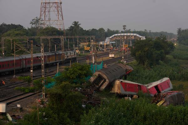 280 mennesker døde i en togulykke i India i juni. En granskning fastslår at ulykken skyldtes arbeidsfeil. Foto: AP/NTB