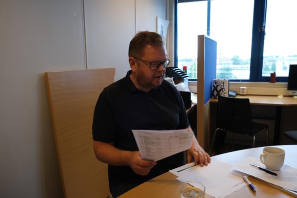 Daglig leder i Oslo VVS, Lars-Henrik Andresen, går gjennom selskapenes ordre med Byggeindustrien. Foto: Marius Lysø