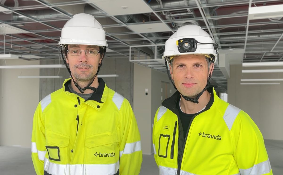 Prosjektleder ved Trondheims elektroprosjektavdeling Stig Christiansen (til venstre) og  prosjektsjef i Bravidas VVS-avdeling i Trondheim Leopoldo Skarsaune-Terzi. Foto: Bravida