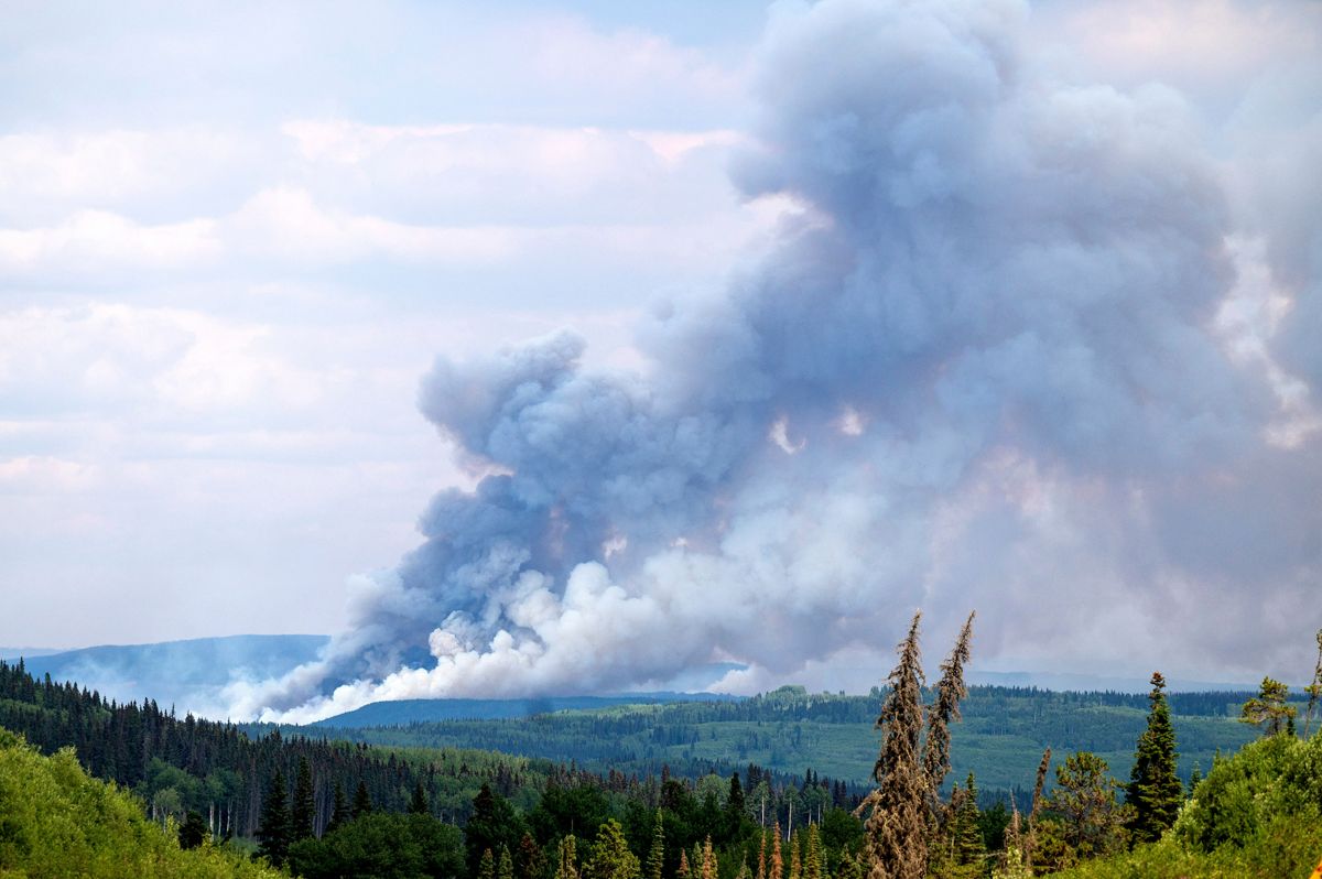 Røyk stiger til værs fra en skogbrann i British Columbia i Canada. Foto: Noah Berger / AP / NTB