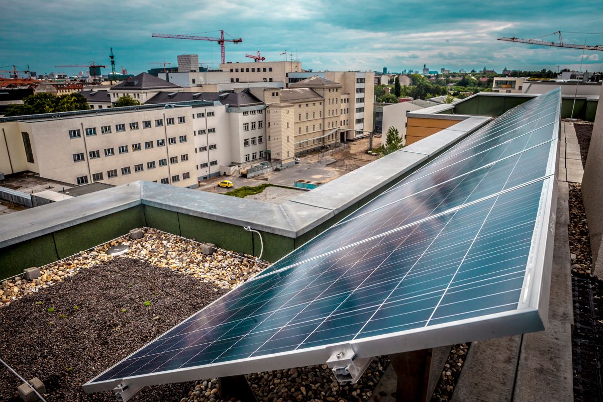 SV mener Norge må få fart på byggingen av solenergi gjennom et statlig selskap. Her et bilde fra Tyskland, som er verdens største produsent av solenergi. Foto: Jan-Morten Bjørnbakk / NTB